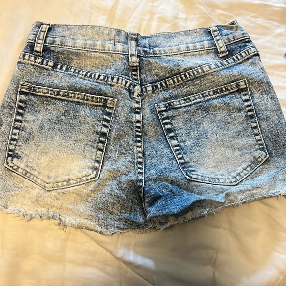 Distressed light blue shorts - Picture 2 of 7